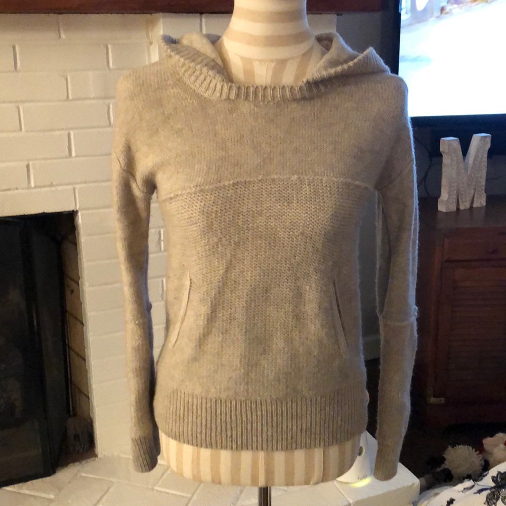 Knit sweater with detachable hood and front pocket